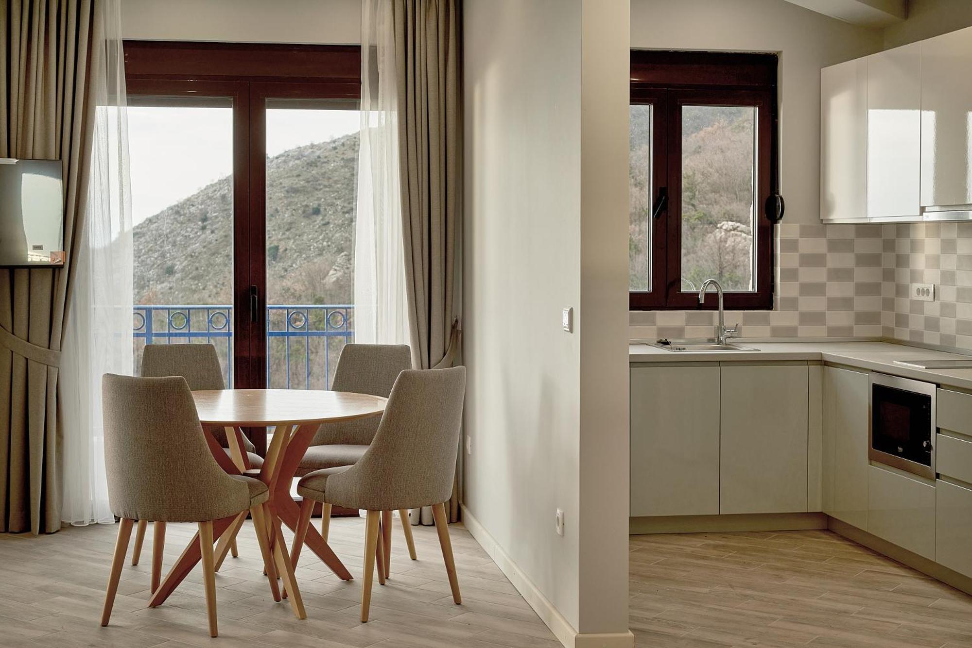 Sunbreeze Delux Villa *