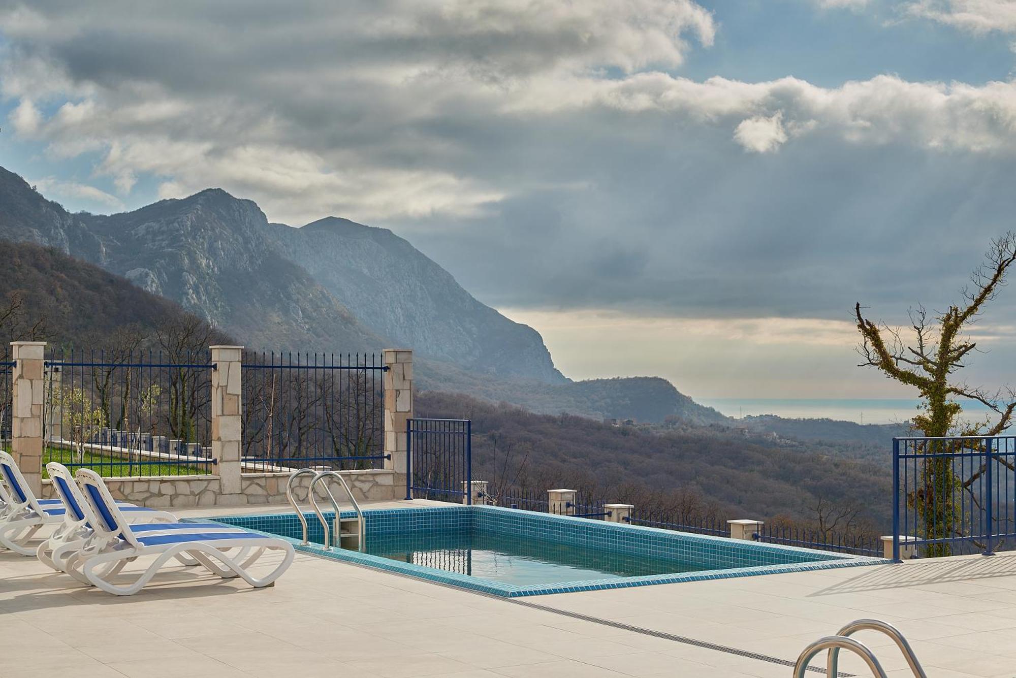 Sunbreeze Delux Villa *
