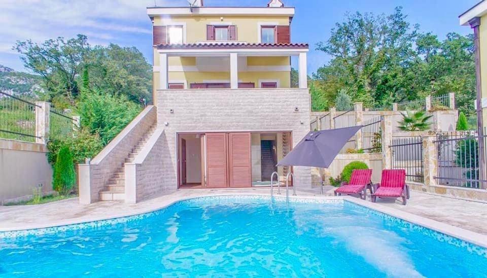 Sunbreeze Delux Villa *